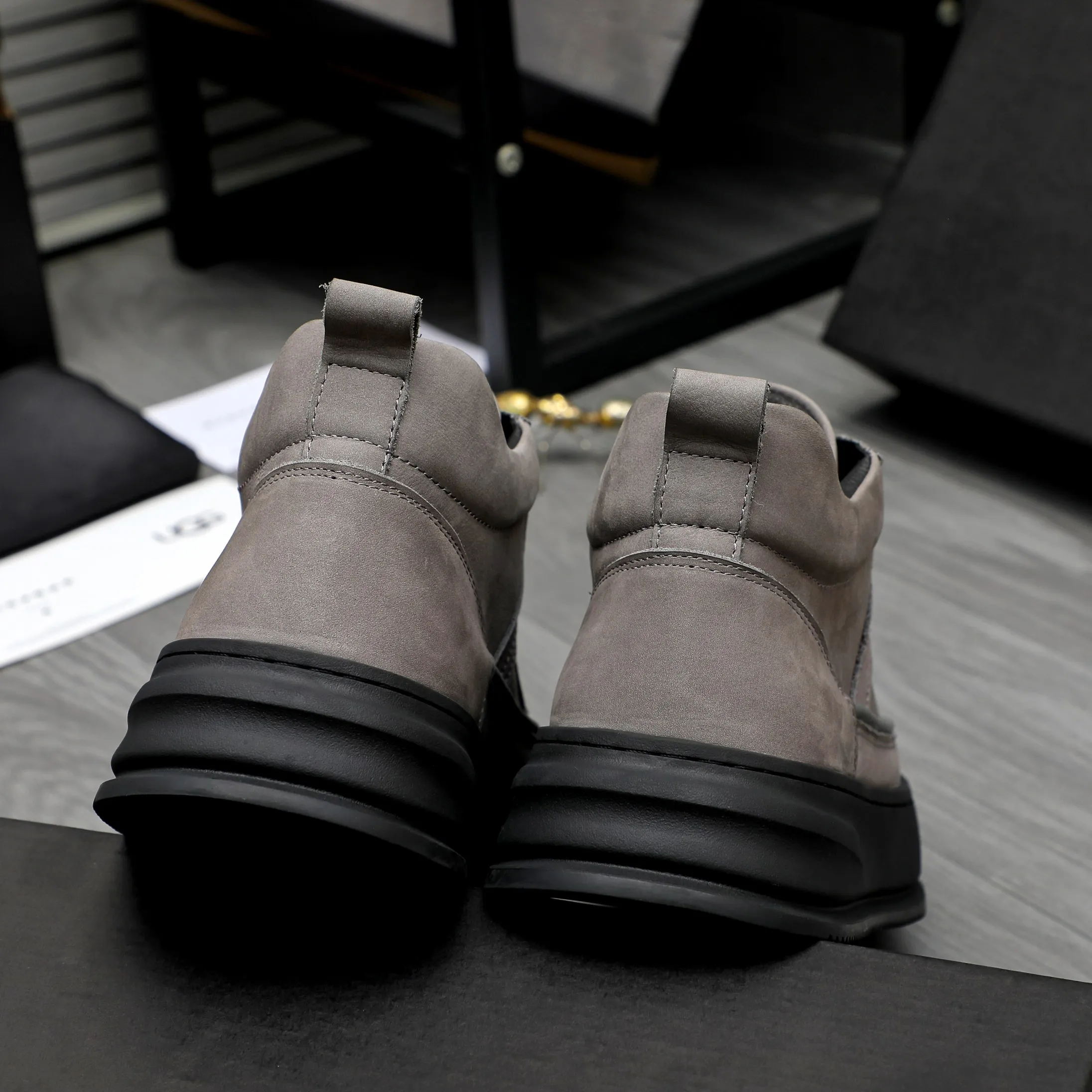 P620 Product trademark: "UGG" Gaobang men's shoes Regular size: 39-44 Product materials: Selected suede cowhide upper, wool lining, original outsole